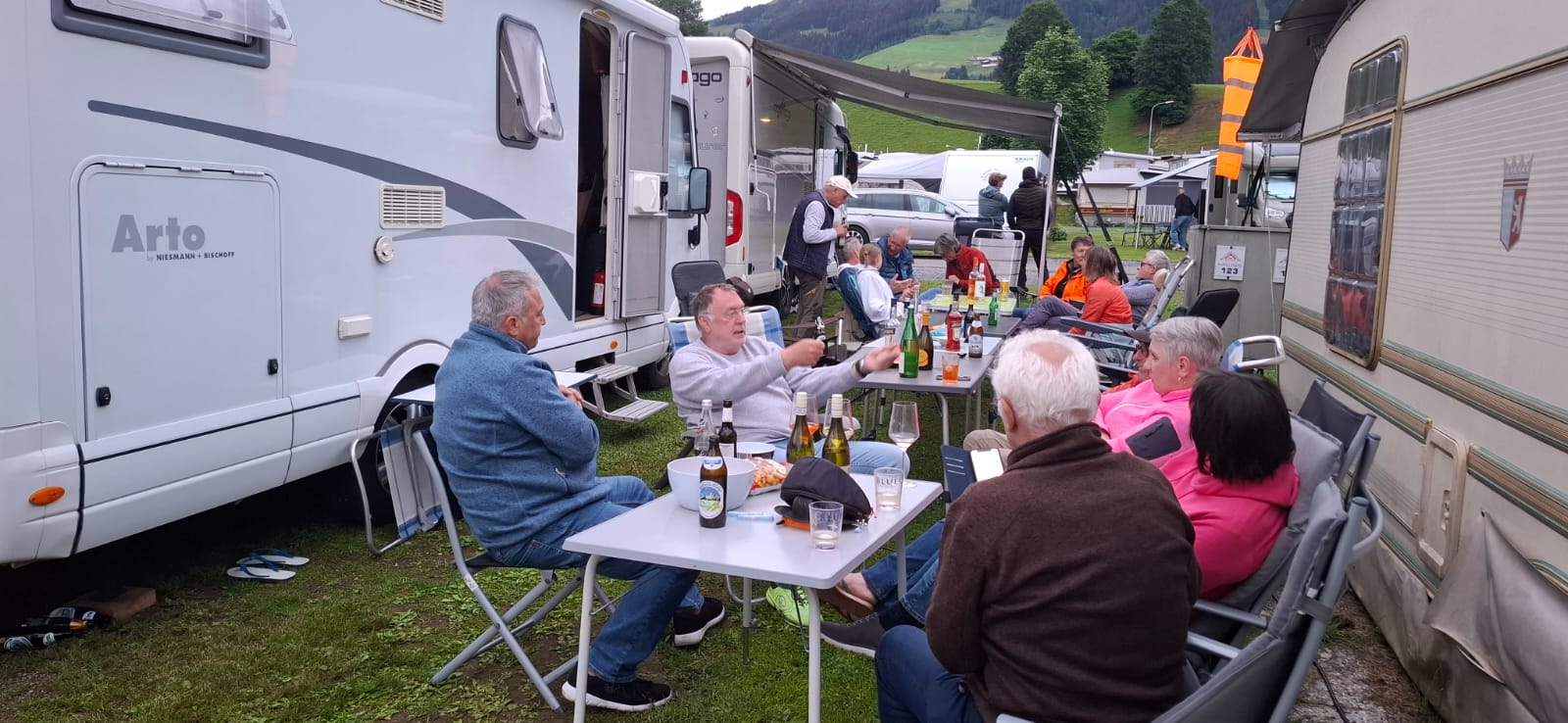 Gemütliche Campingplatzrunde