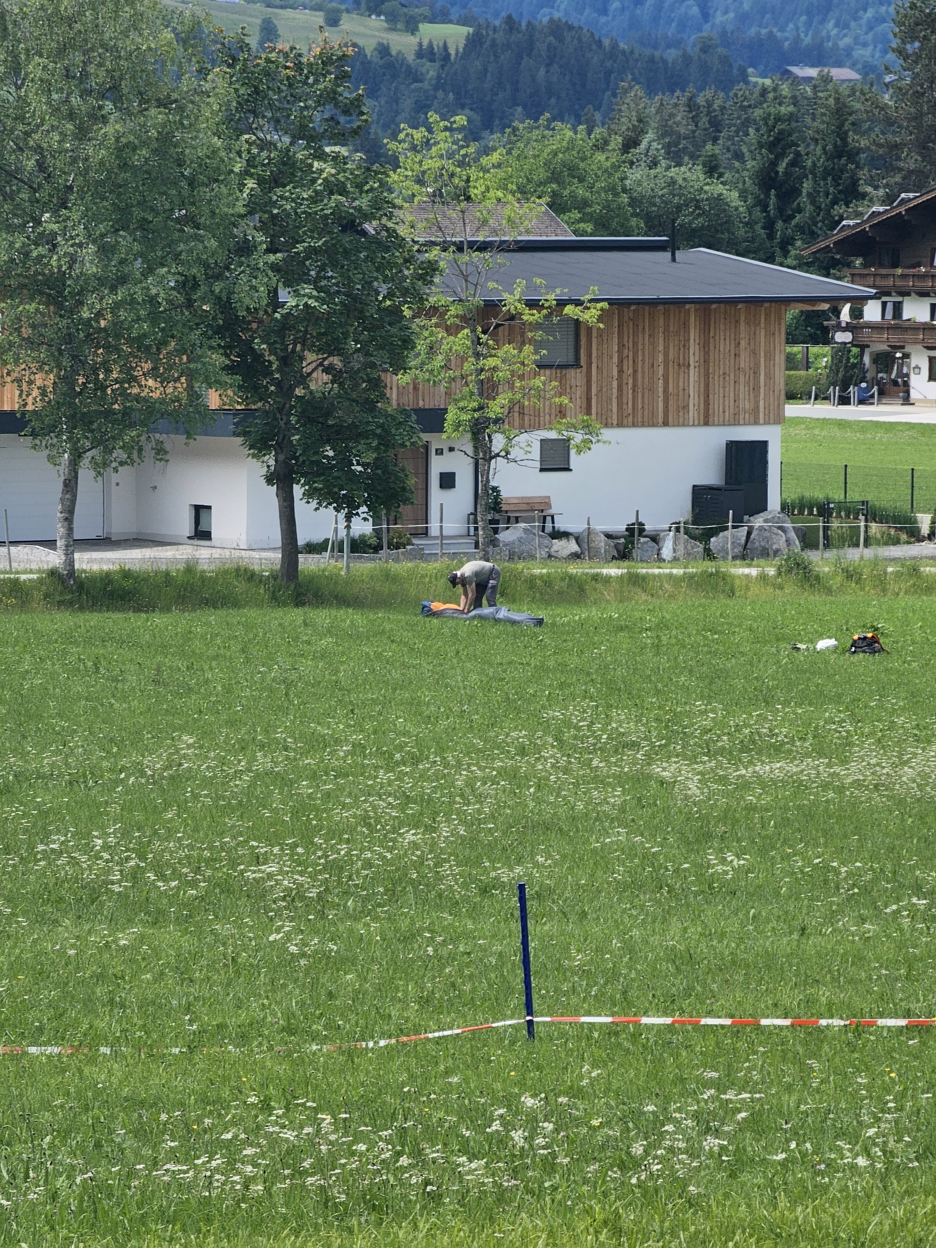 Gleitschirm über dem Tal