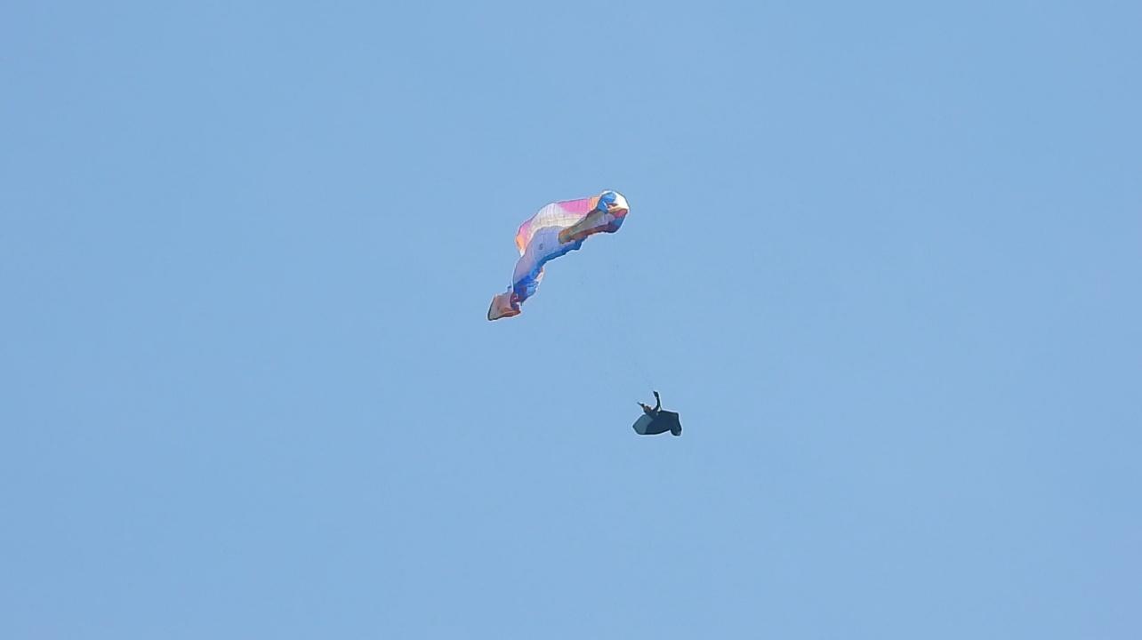 Gleitschirm beim Sicherheitstraining vor blauem Himmel