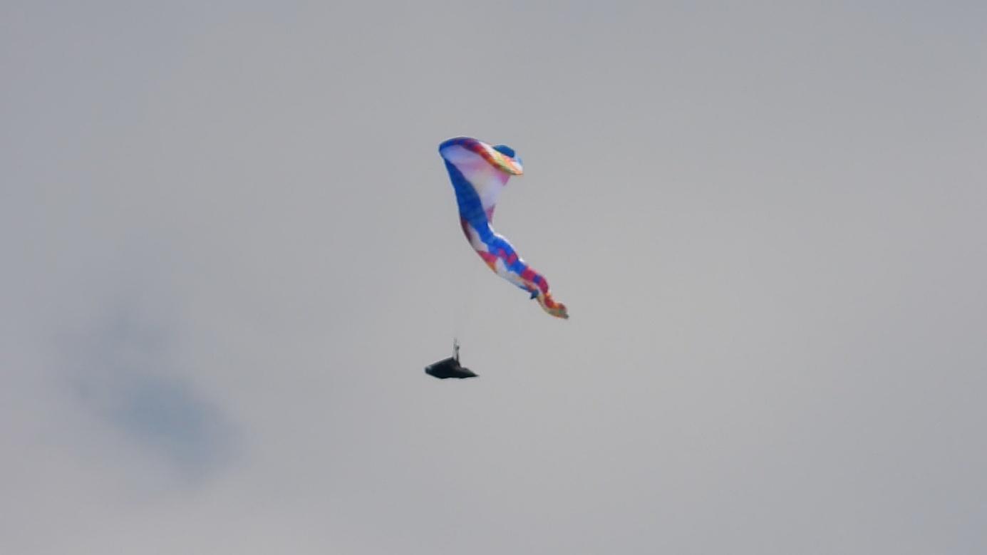 Gleitschirm beim Üben vor grauem Himmel
